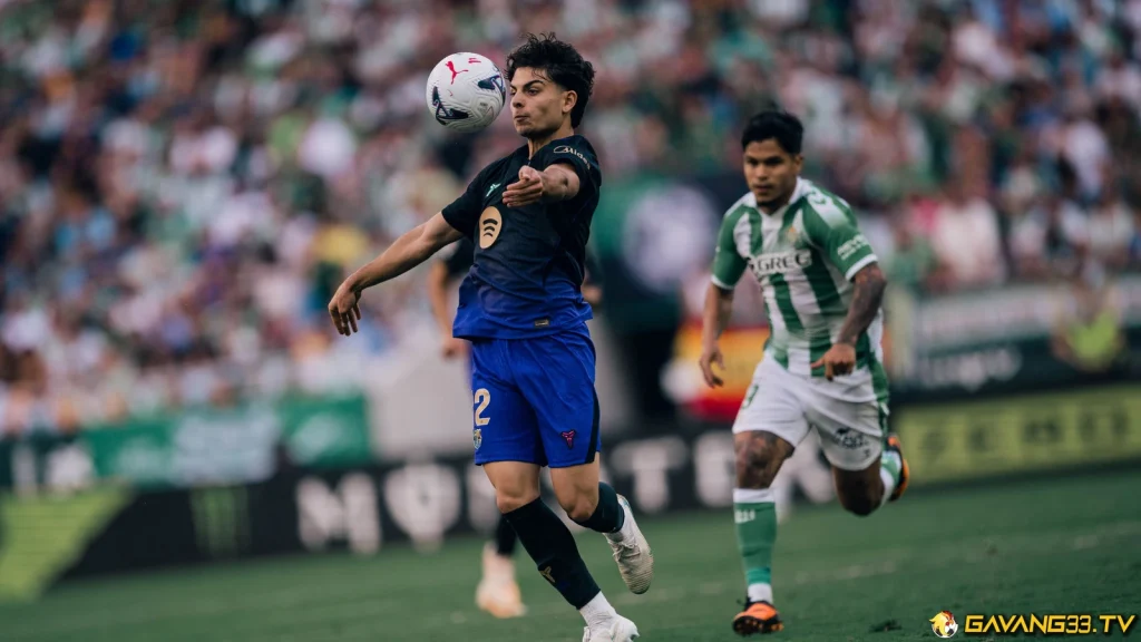 Cầu thủ Barcelona kiểm soát bóng trước Real Betis