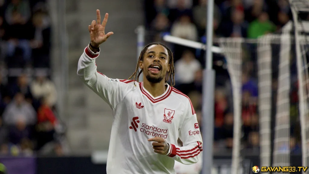 Barcola giơ ba ngón tay sau cú hat-trick đầu tiên cho Liverpool