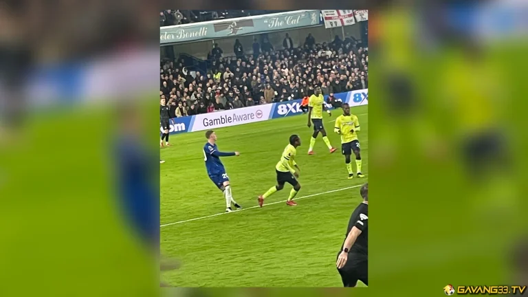 Cole Palmer chuyền bóng cho Chelsea trong ảnh tư liệu trước trận