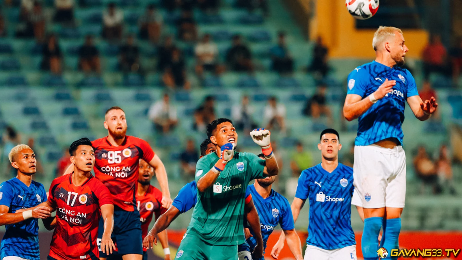 Cầu thủ Công An Hà Nội và Lion City Sailors trong trận Shopee Cup