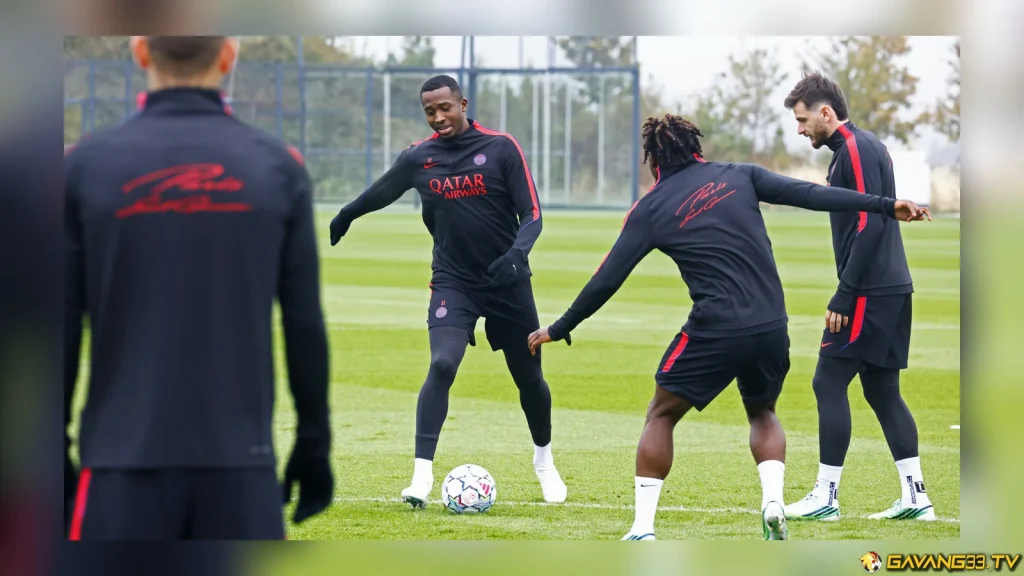 PSG tập kiểm soát bóng trước cuộc đấu Barcelona