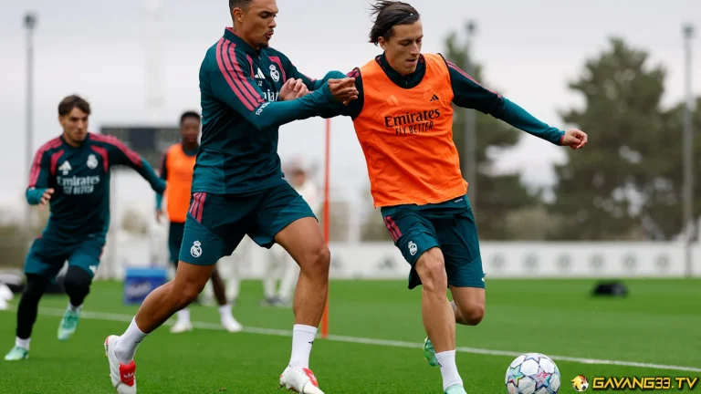 cầu thủ Real Madrid tập luyện trước trận Leipzig