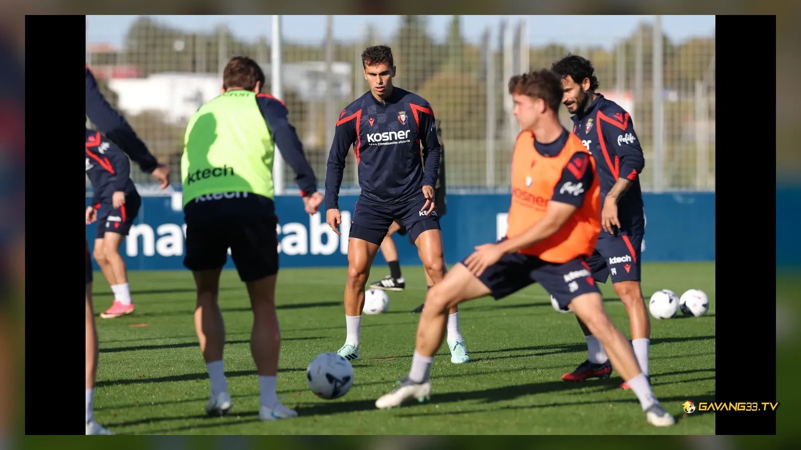 Cầu thủ Osasuna thi đấu và tập luyện trước trận đấu